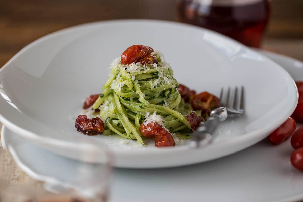 Pasta mit Bärlauchpesto und geschmolzenen Tomaten