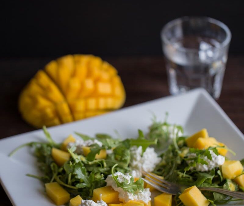 Rucolasalat mit Mango und Frischkäse-2 - Petit Appetit