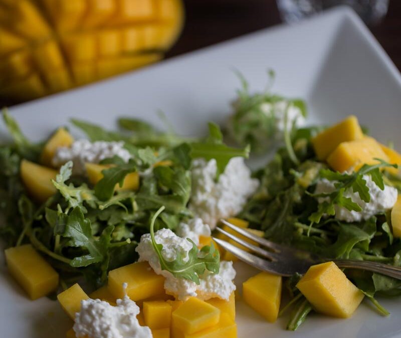 Rucolasalat mit Mango und Frischkäse-3 - Petit Appetit